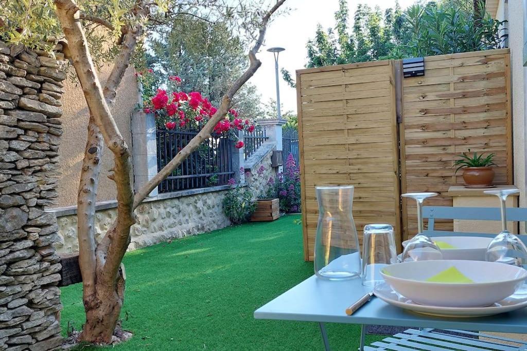 Gite De L'Olivier, Classe, Climatise, Jardin Avec Parking Gratuit Devant Le Logement Et A 5 Minutes Du Centre-Ville A Pied LʼIsle-sur-la-Sorgue Buitenkant foto
